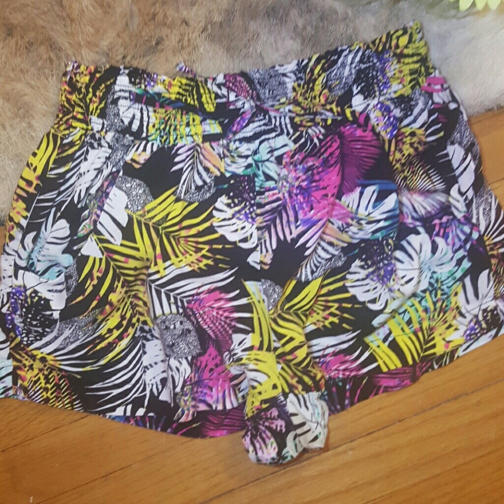 Palm Tree Multicolor designed Linen shorts - Picture 2 of 3